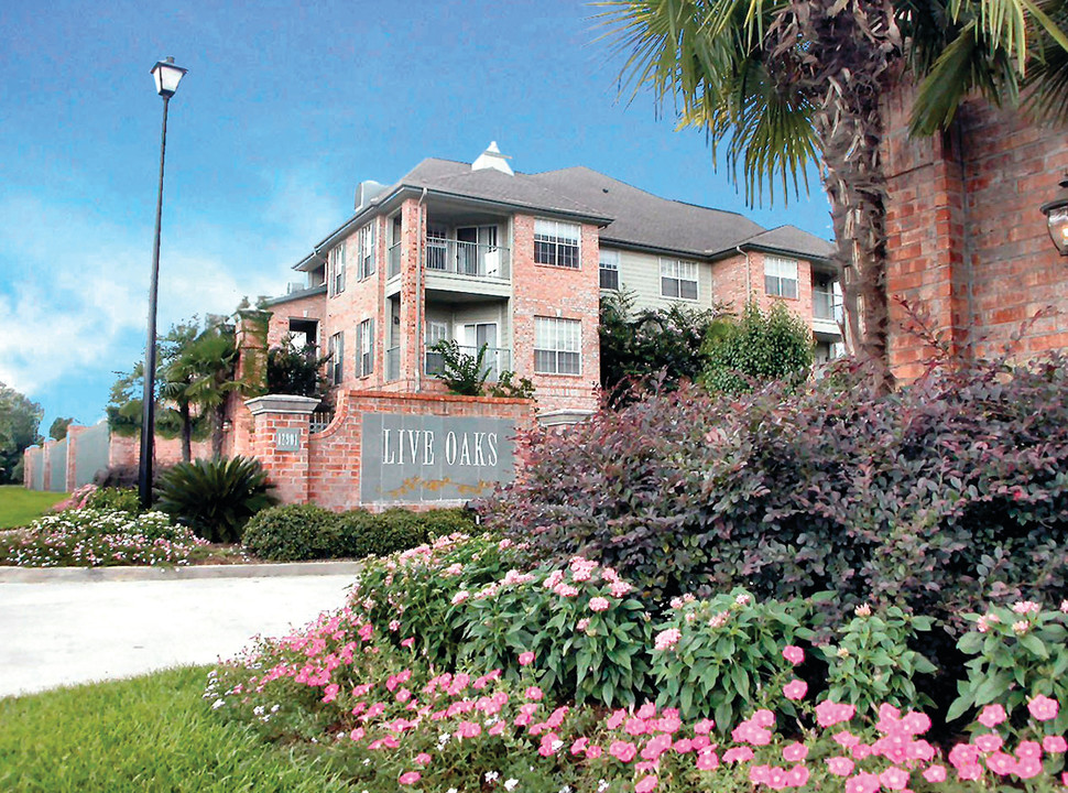 Live Oaks Apartments in Baton Rouge, LA - Building Photo