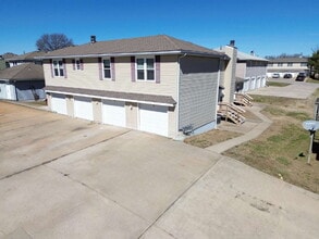 10008 NW Player Dr in Parkville, MO - Building Photo - Building Photo