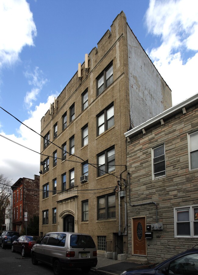 100 Beacon Ave in Jersey City, NJ - Foto de edificio - Building Photo