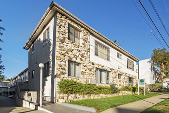 527 S Barrington Ave in Los Angeles, CA - Foto de edificio - Building Photo