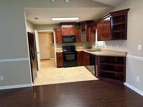 300 Lakeshore Dr in Midway, GA - Building Photo - Building Photo