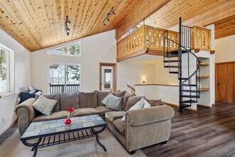 10694 Laurelwood Dr in Truckee, CA - Building Photo - Building Photo