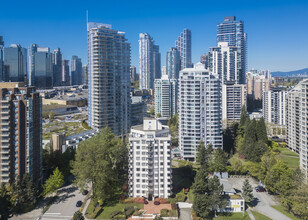 Metro Pointe Burnaby in Burnaby, BC - Building Photo - Building Photo