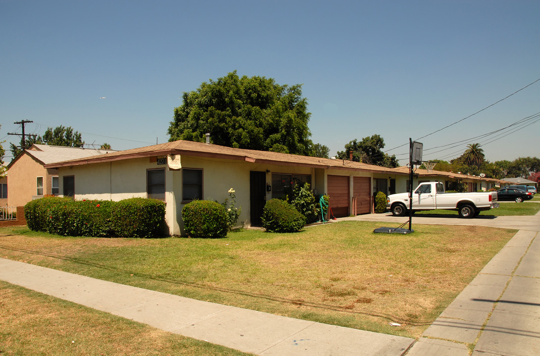 4271 Pendleton Ave in Lynwood, CA - Building Photo