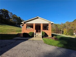 196 Valley Rd in Eighty Four, PA - Building Photo - Building Photo