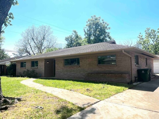 8106 Mullins Dr in Houston, TX - Building Photo - Building Photo