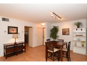1906 E Shorewood Blvd, Unit 2 Beds in Shorewood, WI - Building Photo - Building Photo