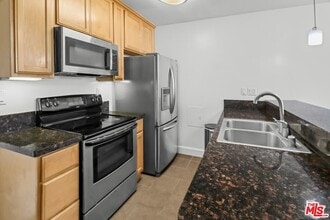 10982 Roebling Ave in Los Angeles, CA - Foto de edificio - Building Photo