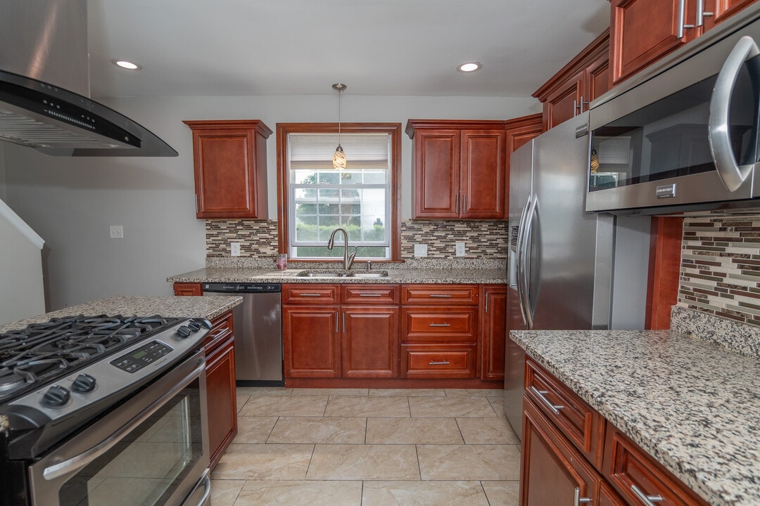 75 Gladstone St in Cranston, RI - Building Photo