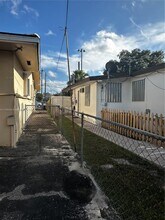 8935 SW 28th St in Miami, FL - Building Photo - Building Photo