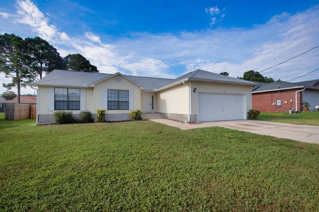 6429 Flagler Dr in Gulf Breeze, FL - Building Photo