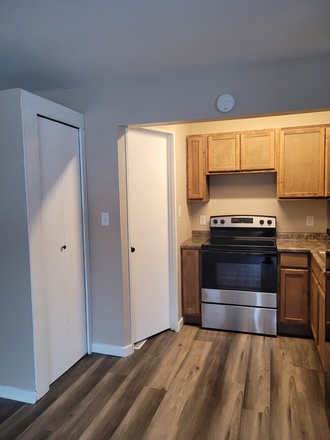 2441 Sandpoint Rd, Unit Apartment 2 in Fort Wayne, IN - Foto de edificio - Building Photo