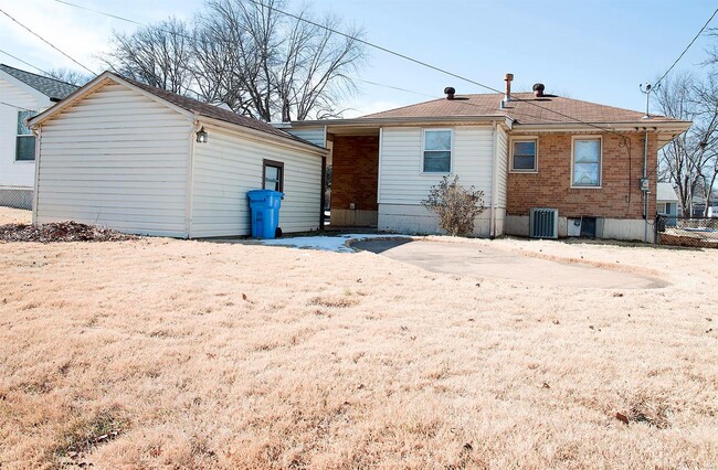 1130 Gahan Dr in Florissant, MO - Building Photo - Building Photo