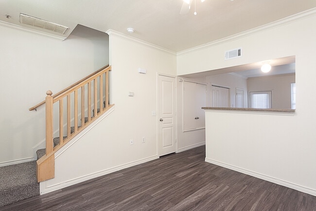 Regent 1 Apartments in Beaumont, TX - Foto de edificio - Building Photo