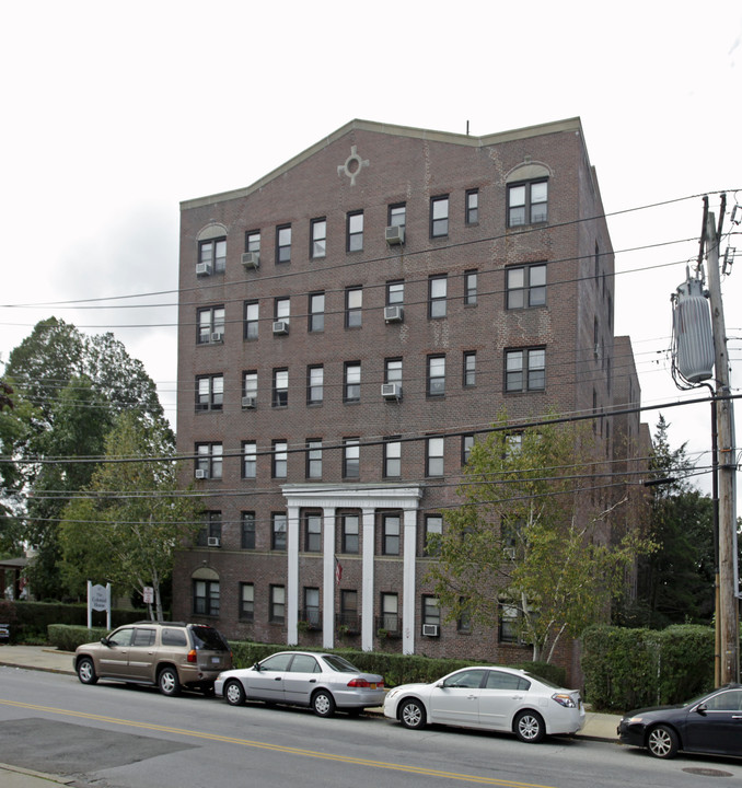 The Colonial House in New Rochelle, NY - Building Photo