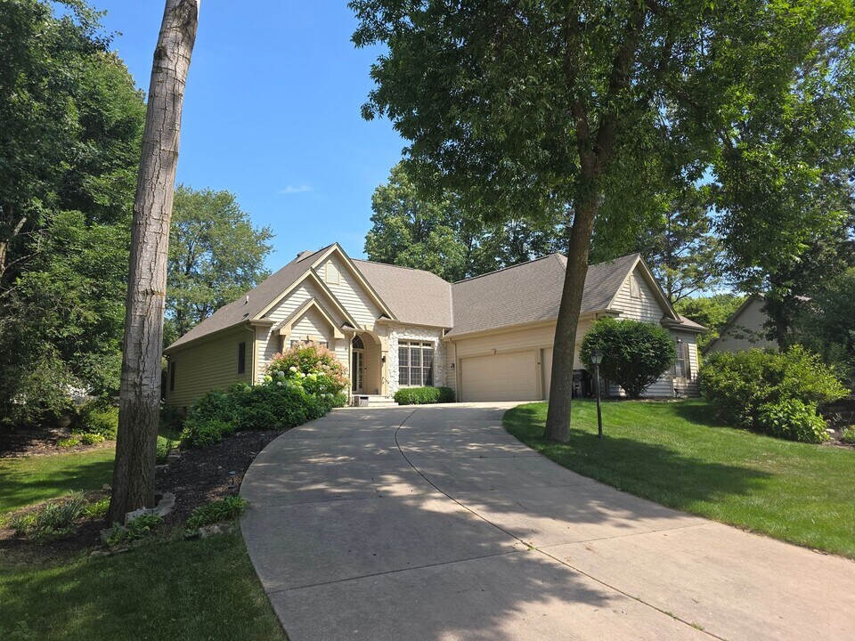 N72W24238 S Woodsview Dr in Sussex, WI - Building Photo