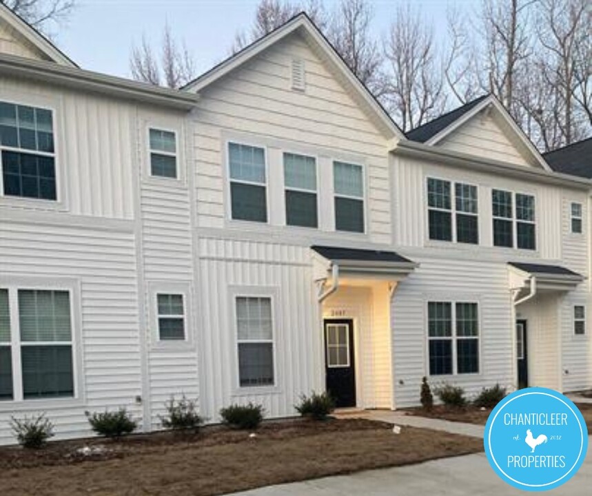 2487 Ashton Park Ln in Burlington, NC - Foto de edificio