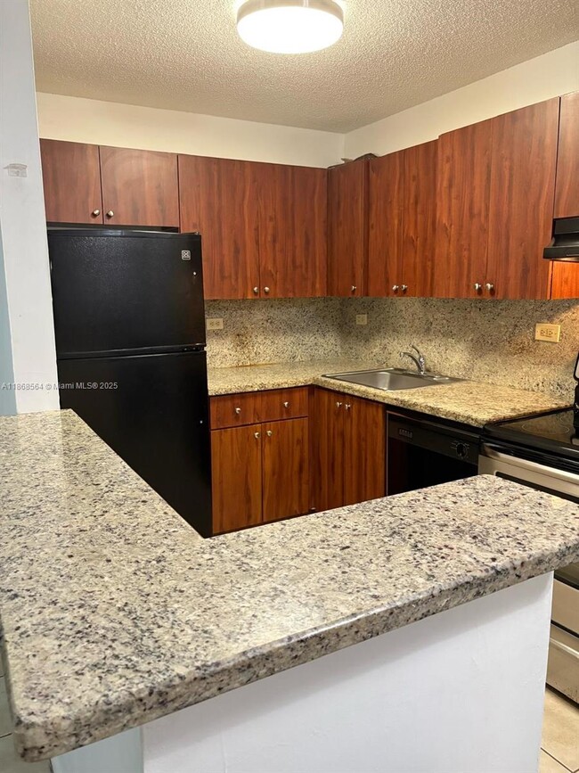 7055 NW 179th St in Miami Gardens, FL - Building Photo - Building Photo