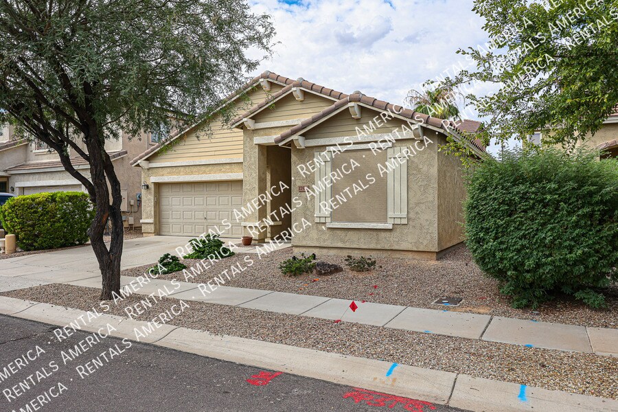 17518 W Lisbon Ln in Surprise, AZ - Building Photo