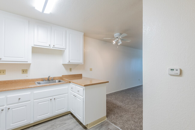 Cornerstone Senior in Sacramento, CA - Foto de edificio - Interior Photo