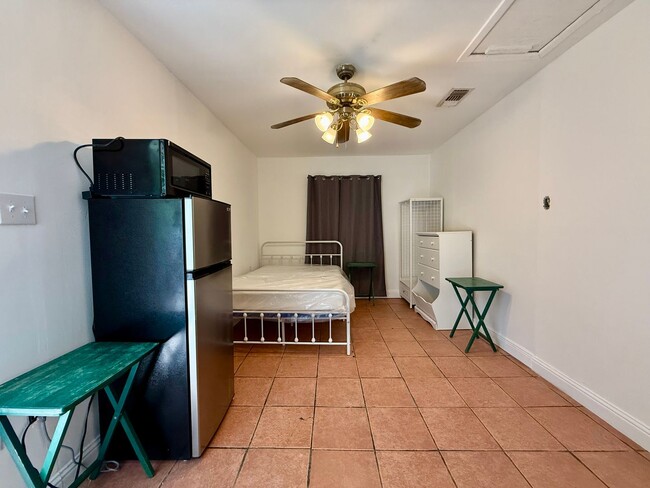 12014 El Sendero St in San Antonio, TX - Building Photo - Building Photo