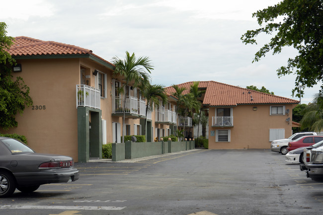 2305 W 74th Ter in Hialeah, FL - Foto de edificio - Building Photo