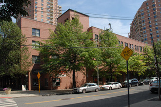 Pier House I Condominiums in Jersey City, NJ - Building Photo - Building Photo