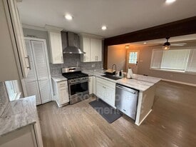 102 E 96th St in Kansas City, MO - Building Photo