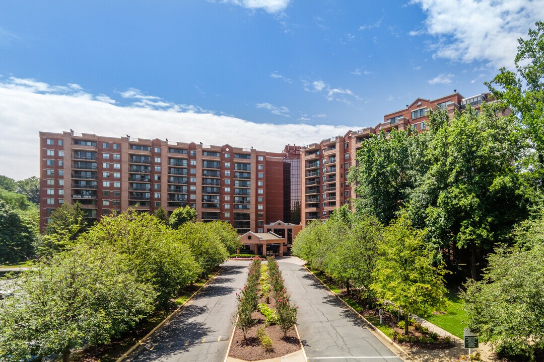 Renaissance 2230 in Falls Church, VA - Building Photo