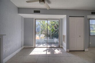 3315 58th Ave S in St. Petersburg, FL - Foto de edificio - Building Photo