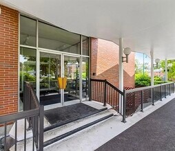 20 Hammond Pond Pkwy in Newton, MA - Foto de edificio - Building Photo