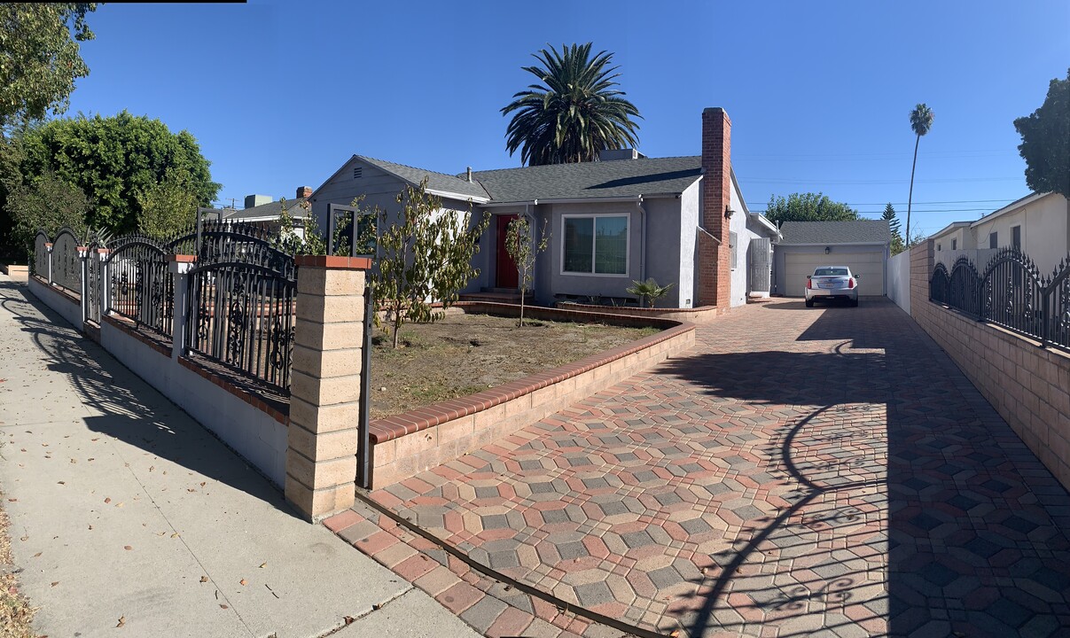 8136 Bellingham Ave in North Hollywood, CA - Foto de edificio