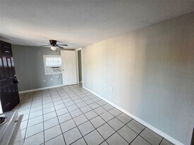 5403 Ave Q 1/2 in Galveston, TX - Building Photo