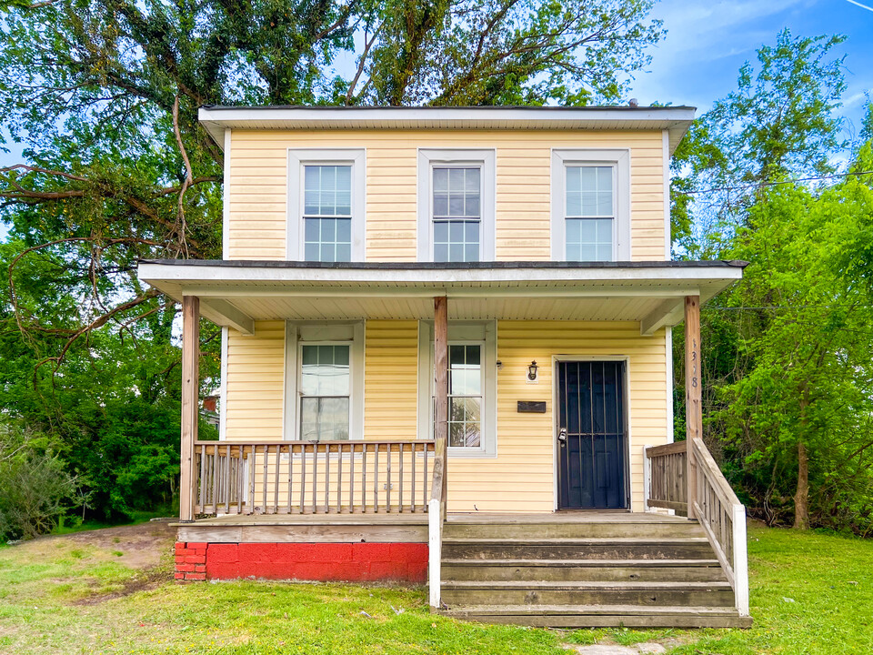 1318 W Washington St in Petersburg, VA - Foto de edificio