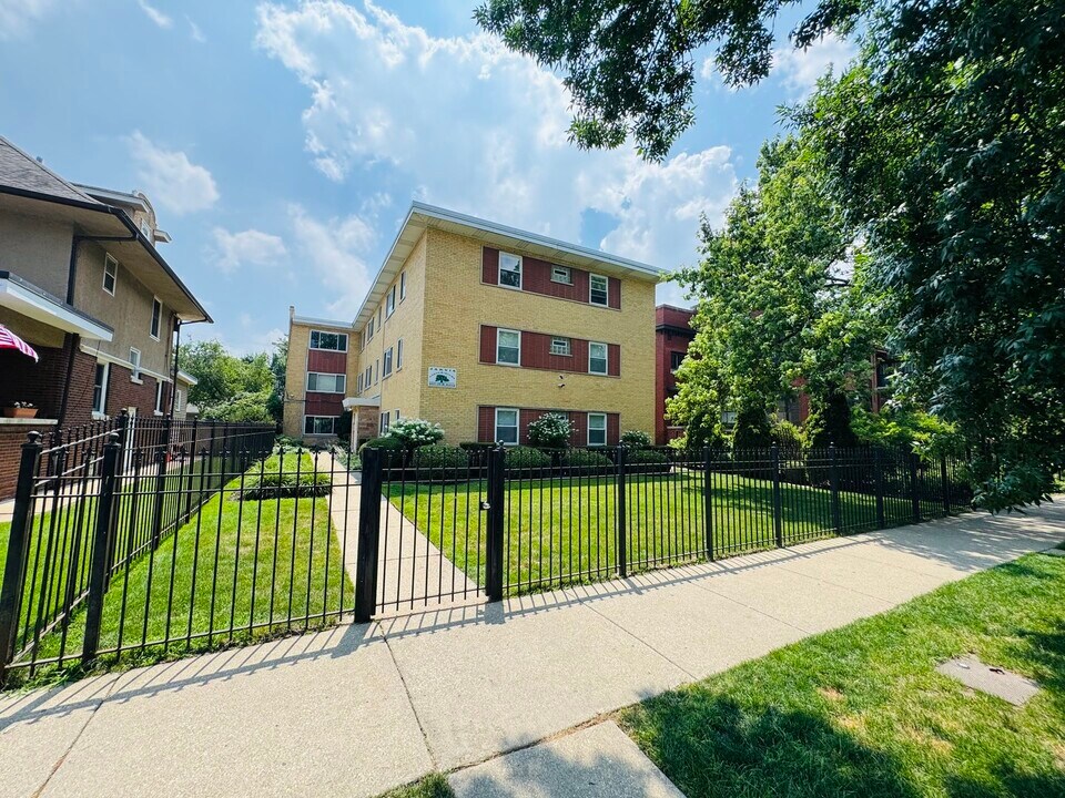 1429 W Jarvis Ave in Chicago, IL - Building Photo
