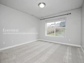 1698 25th Pl NE, Unit UNIT 303 in Issaquah, WA - Foto de edificio - Building Photo