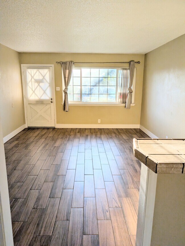 811 Minnewawa Ave in Clovis, CA - Building Photo - Building Photo