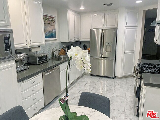 5200 White Oak Ave in Los Angeles, CA - Building Photo - Building Photo