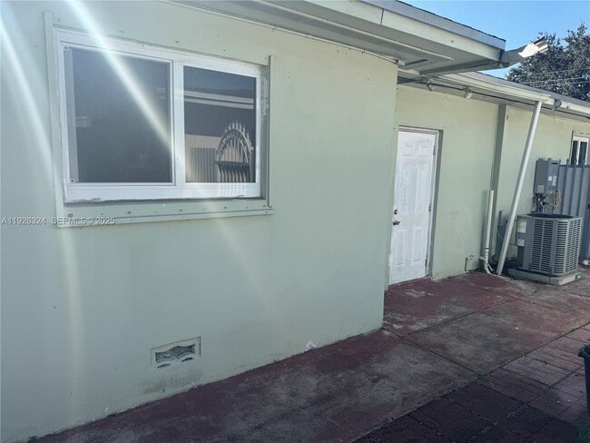 510 NW 76th Ave in Pembroke Pines, FL - Building Photo - Building Photo