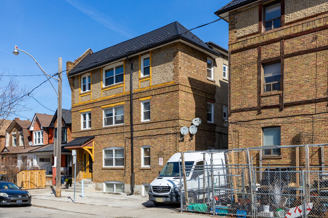 101 Northcliffe Blvd in Toronto, ON - Building Photo - Building Photo