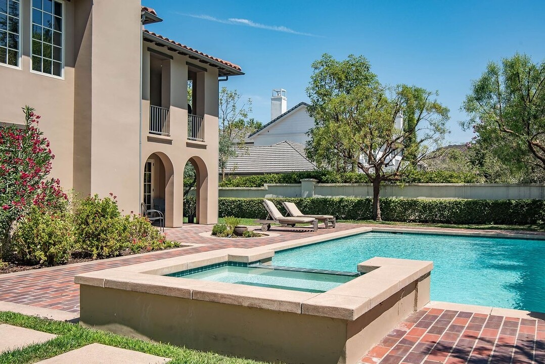 25400 Prado De Las Peras in Calabasas, CA - Building Photo