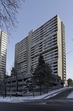 Queen Elizabeth Towers B in Ottawa, ON - Building Photo - Building Photo