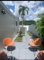570 W 46th Pl in Hialeah, FL - Building Photo