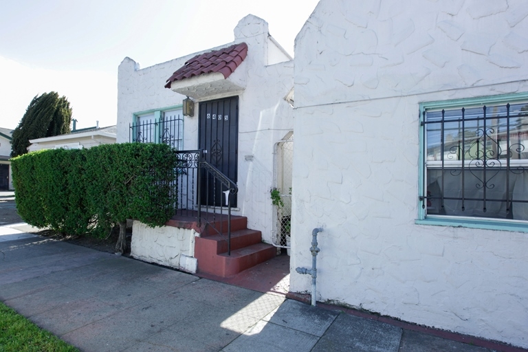 6405 Bancroft Ave in Oakland, CA - Building Photo