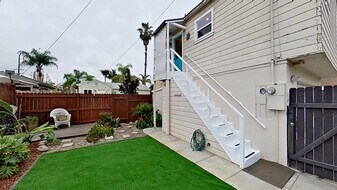 212 1st St in Huntington Beach, CA - Building Photo