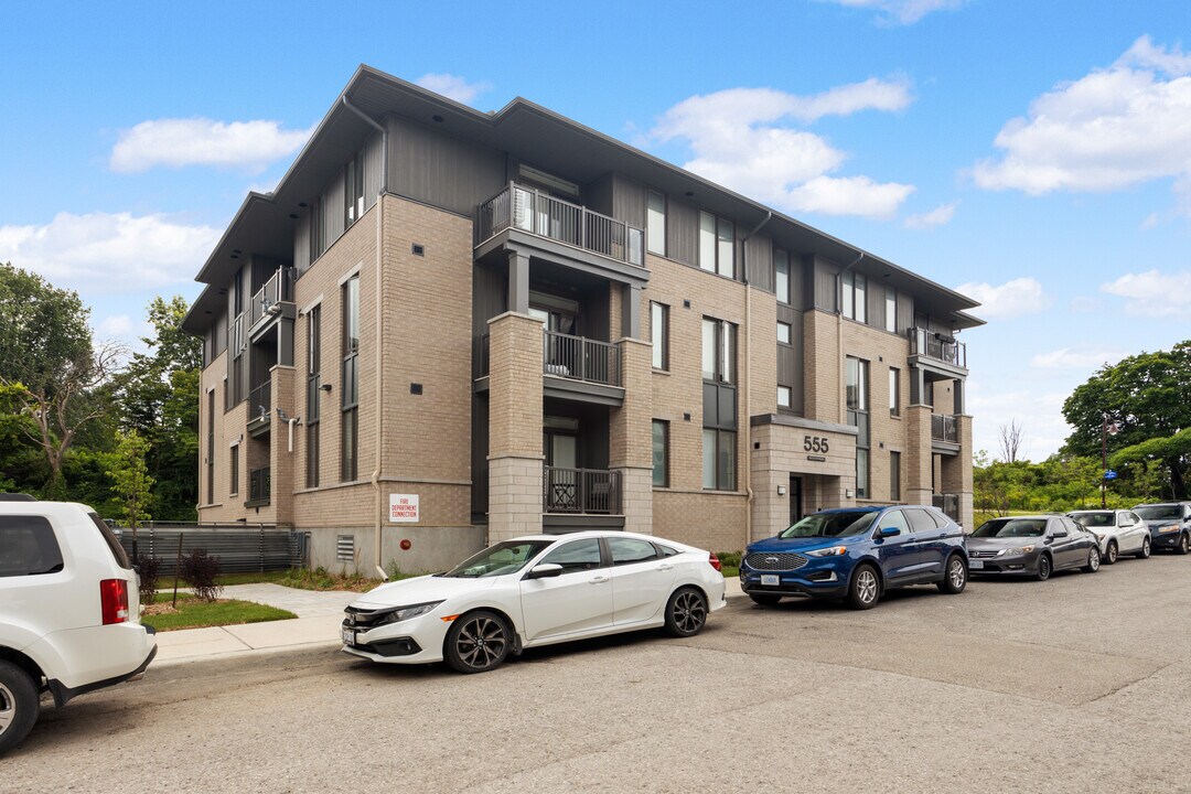 Hillview Apartments in Ottawa, ON - Building Photo