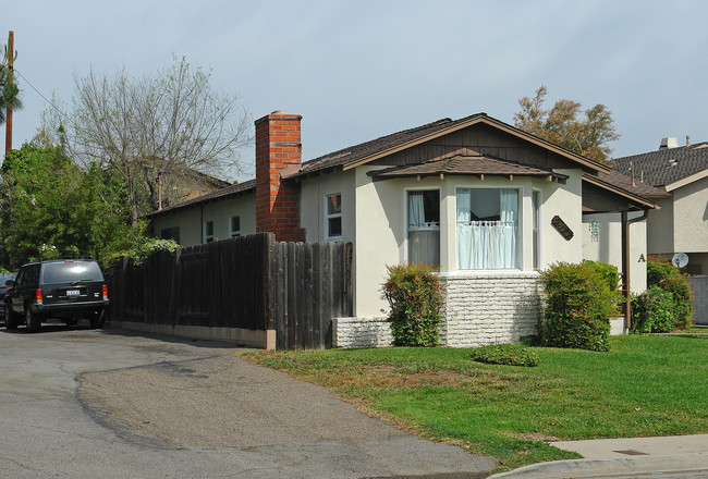 2477 Elden Ave in Costa Mesa, CA - Foto de edificio - Building Photo