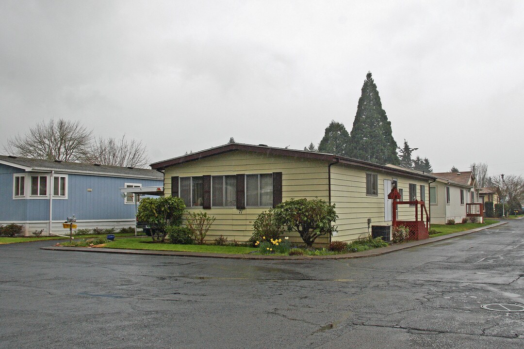 749 SE Second Ave in Canby, OR - Building Photo