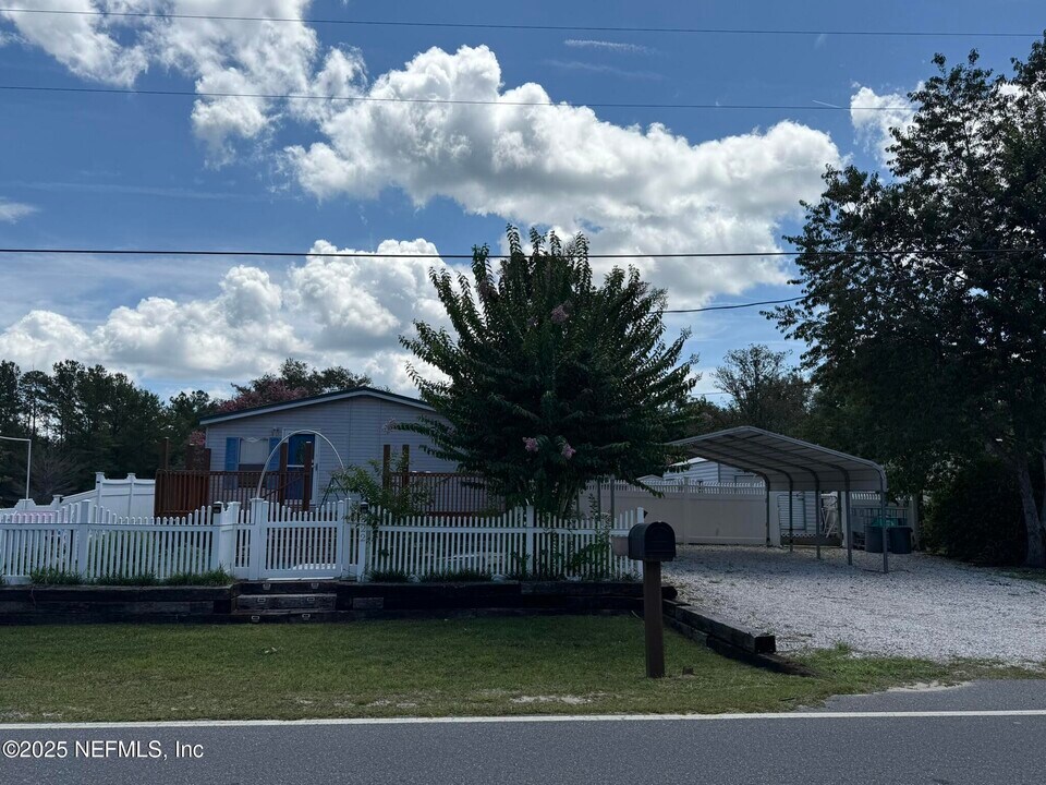 822 Dawn Ave in Interlachen, FL - Building Photo