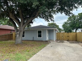 4241 Green Grove Dr in Corpus Christi, TX - Building Photo